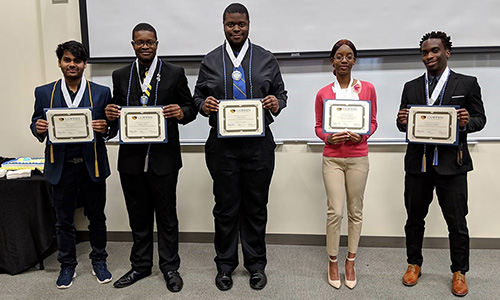 2019年荣誉计划毕业生(从左至右):Anil Yadav, Obinna Iwuji, Chima Iwuji, Lunnise Gibson和Keenan Forbes，与他们的荣誉绳，奖章和成就证书合影