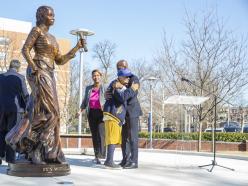 詹金斯总统揭开范妮·杰克逊·科平的雕像与弗洛林博士“桃子”樟脑53。