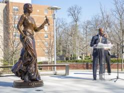 詹金斯总统在范妮·杰克逊·科平雕像揭幕仪式上讲话