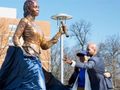詹金斯总统揭开范妮·杰克逊·科平的雕像与弗洛林博士“桃子”樟脑53。