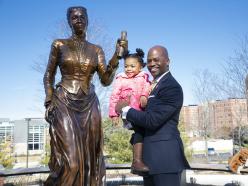 詹金斯总统在范妮·杰克逊·科平雕像揭幕仪式上