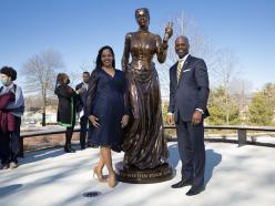 总统和第一夫人在FJC雕像前