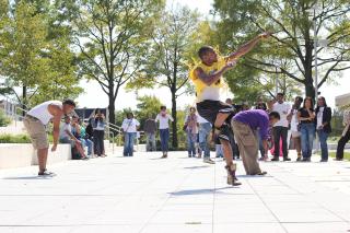 兄弟会成员在校园广场表演舞步表演