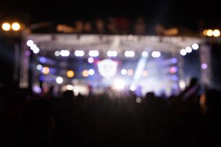 在一场音乐会上，观众和灯光失去了焦点